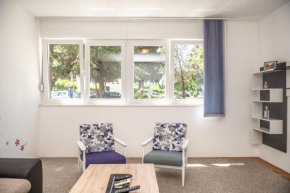 Sunny & Spacious, 2BD suite with free parking